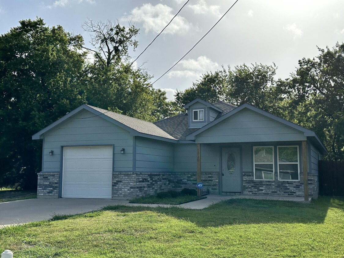 Primary Photo - 1310 Sabine St
