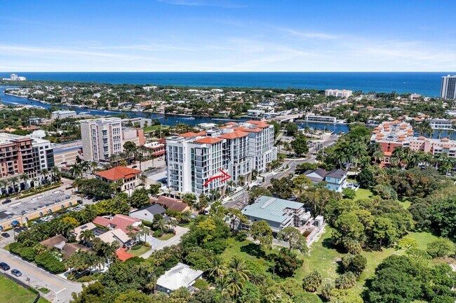 Building Photo - 485 E Royal Palm Rd