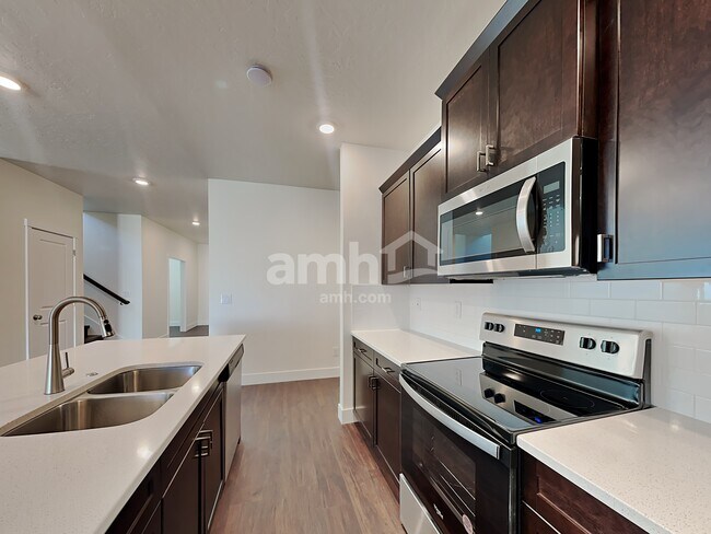 Foto del edificio - 1334 N Barkvine Ave