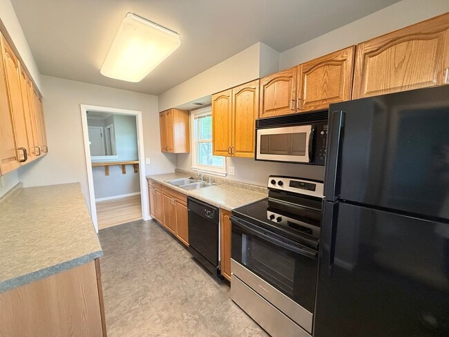 Building Photo - Spacious 4 Bed, 2 Bath Home – Perfect for Families or Roommates