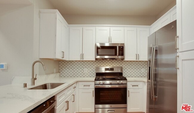 Building Photo - 5553 W 6th St