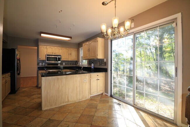Foto del edificio - Spacious 4BD/2.5BA Colonial on Quiet Cul-d...