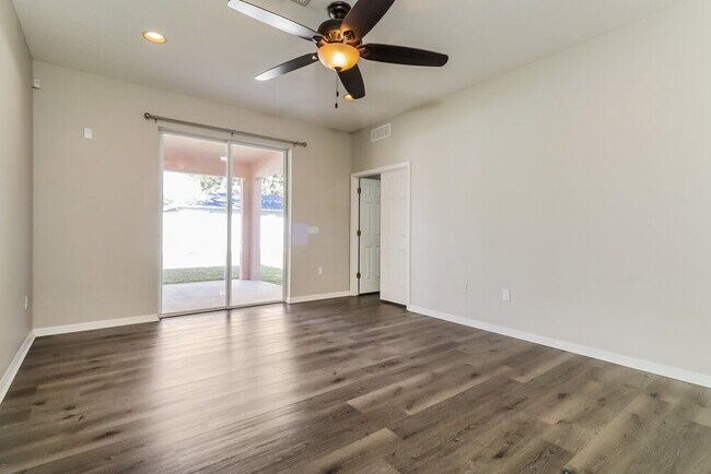 Foto del edificio - 8101 Pea Tree Ct