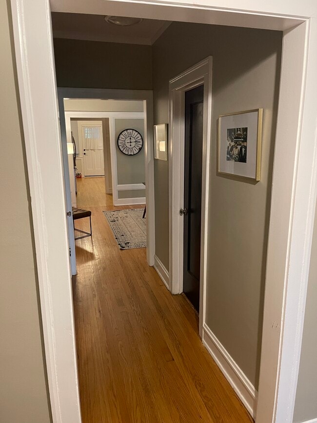 Hallway to Dining Room - 1522 W Thorndale Ave