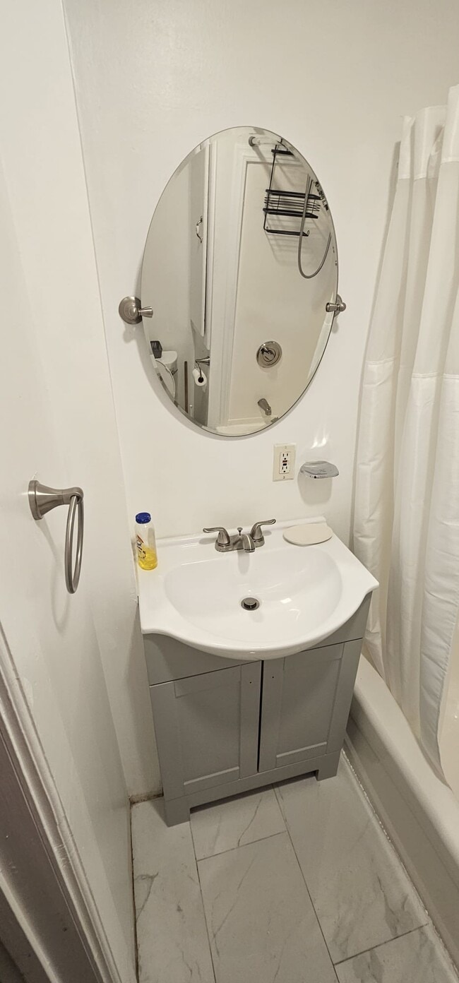 Building Photo - 6 4th Ave