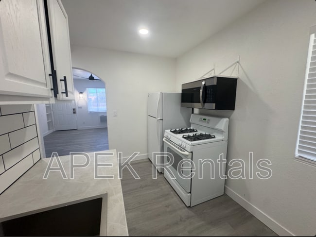 Building Photo - 2231 N Palm Canyon Dr