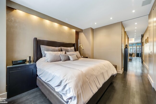 Building Photo - Lincoln Center 3/4 Bedroom