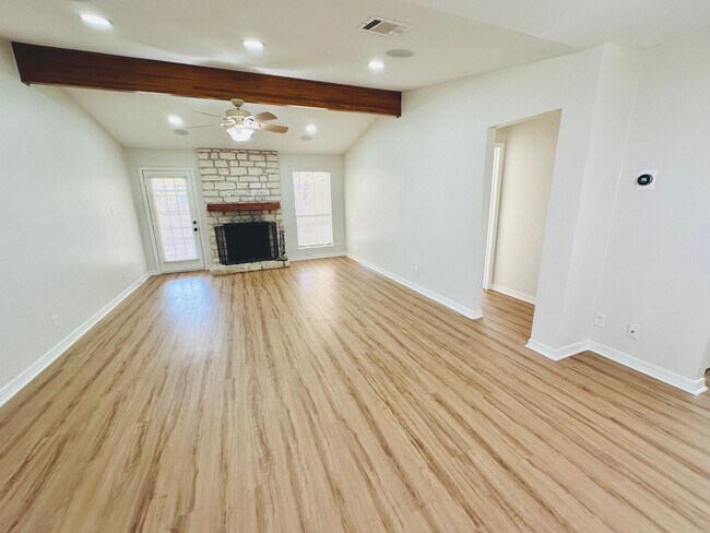 Building Photo - MOVE IN SPECIAL!!! - Updated 3-Bed Home wi...