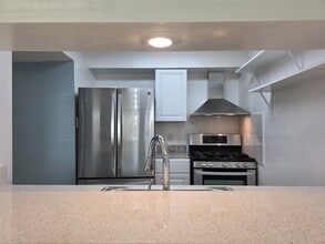 Building Photo - 1016 E Tri Oaks Ln