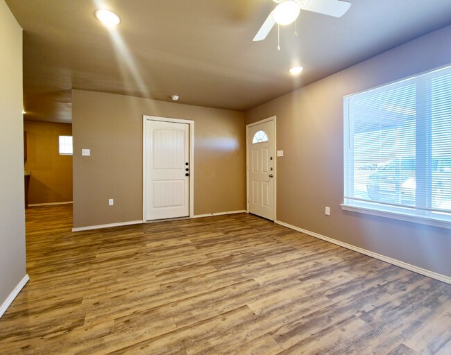 Foto del edificio - PRE-LEASE SPECIAL: Cozy 3-Bedroom, 2-Bathroom Home with Garage in East Lubbock