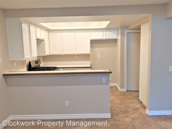 Building Photo - 2 br, 2.5 bath House - 6080 Old Village Road