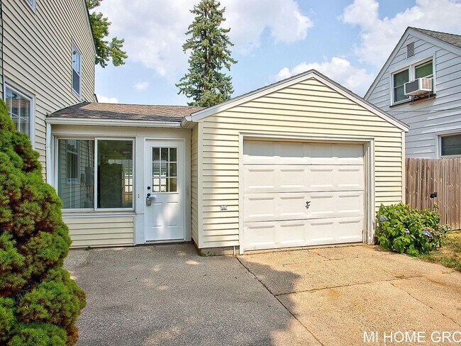 Foto del edificio - Lovely 3 Bedroom North East Grand Rapids