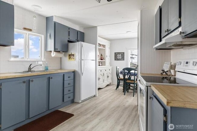 Kitchen - 2552 La Verde St