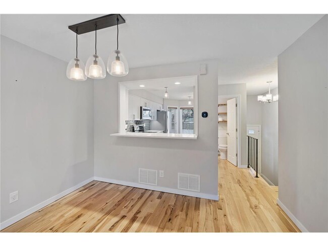 Building Photo - 214 5th Ave NE