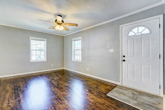 Foto del edificio - Available Now!