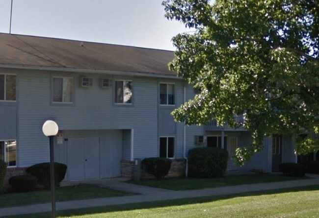 Building Photo - 201 Country Club Dr