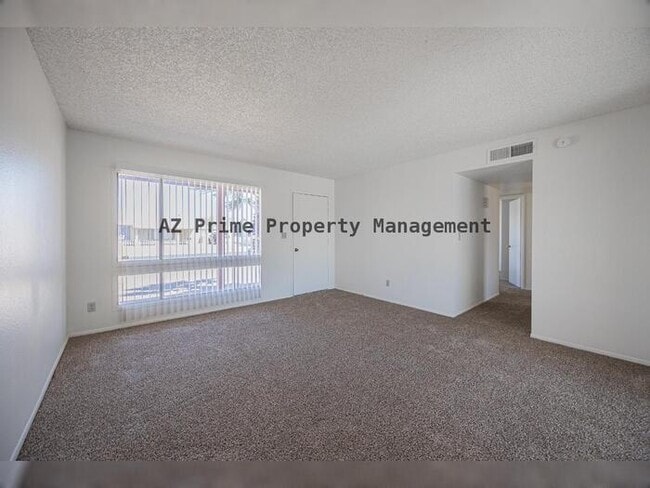 Foto del edificio - 8821 W Sahuaro Dr