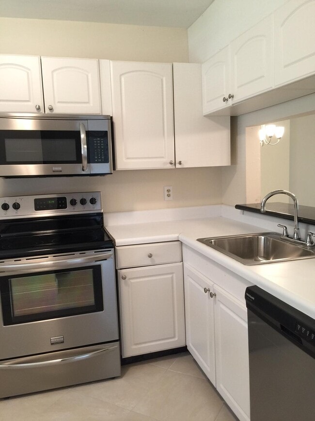 Building Photo - 6772 Palmetto Cir S