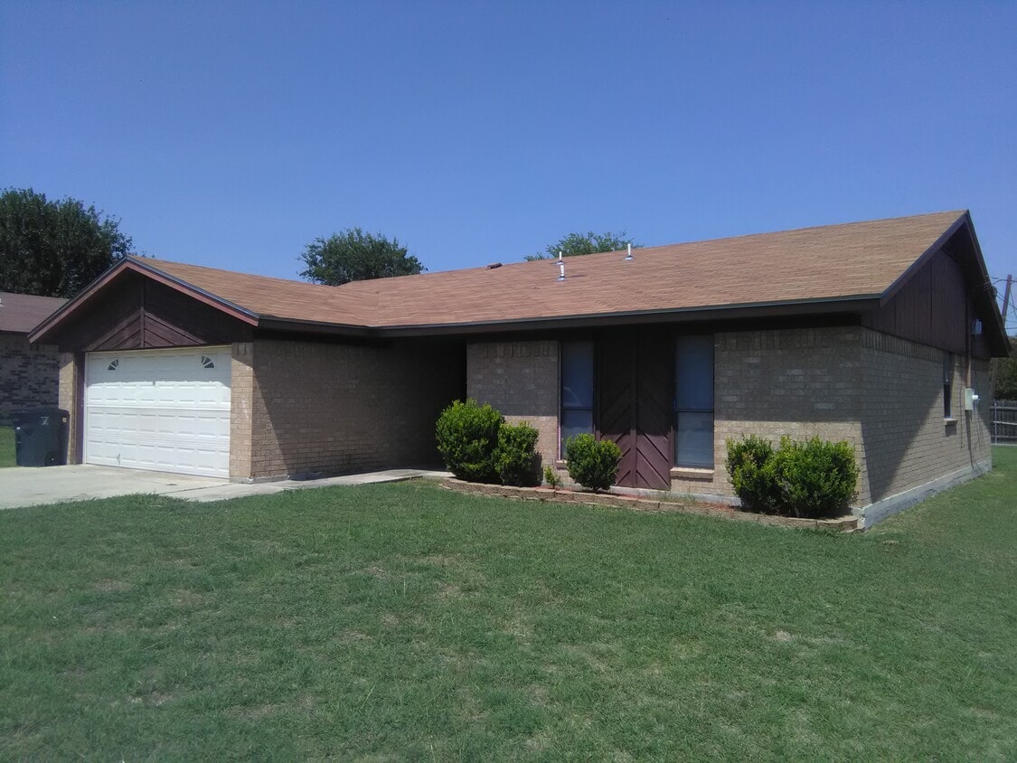 Primary Photo - 2107 El Dorado Dr