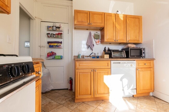 Building Photo - 2bed apartment close to Boston University - $2600