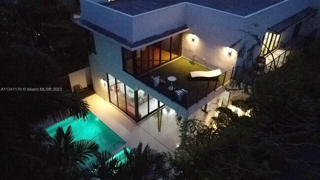 Foto del edificio - 2472 Inagua Ave