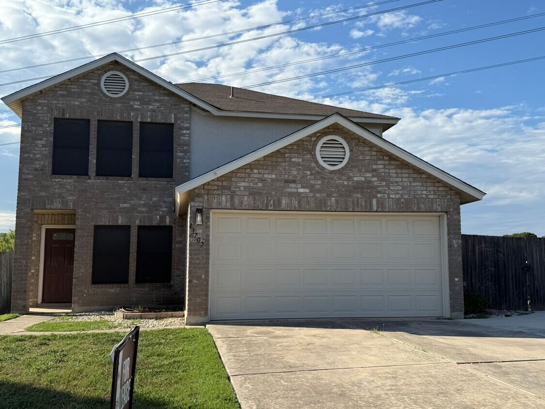 Primary Photo - Spacious 3 bedroom, 2.5 bath, Thousand Oak...