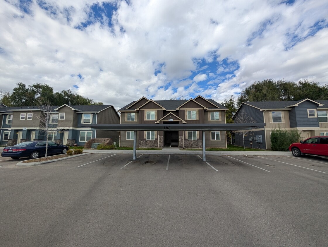 Primary Photo - 1360 S Edgewater Cir