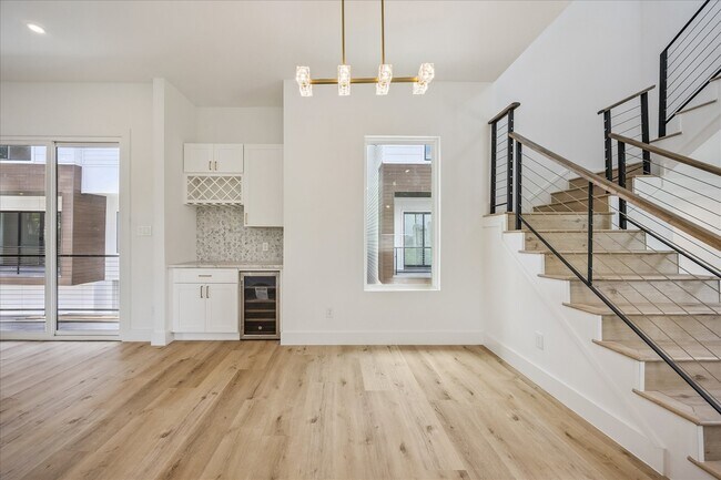 Building Photo - 1032 W 17th St