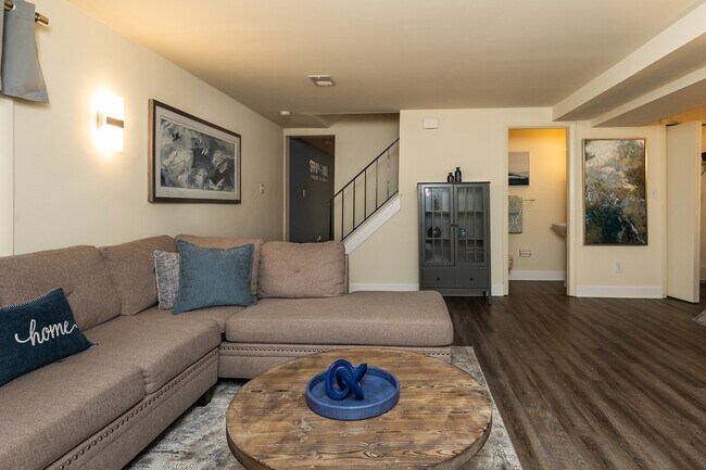 Sala de estar - Spring Hill Apartments & Townhomes