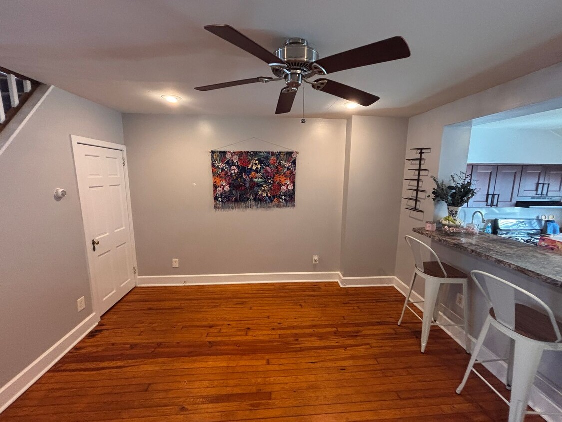 Foto principal - Spacious 4-Bedroom Townhouse in Conshohocken!