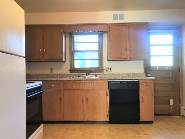 Eat-in Kitchen - 406 Pawling St