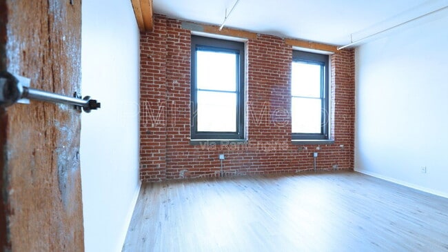 Building Photo - 200 Main St