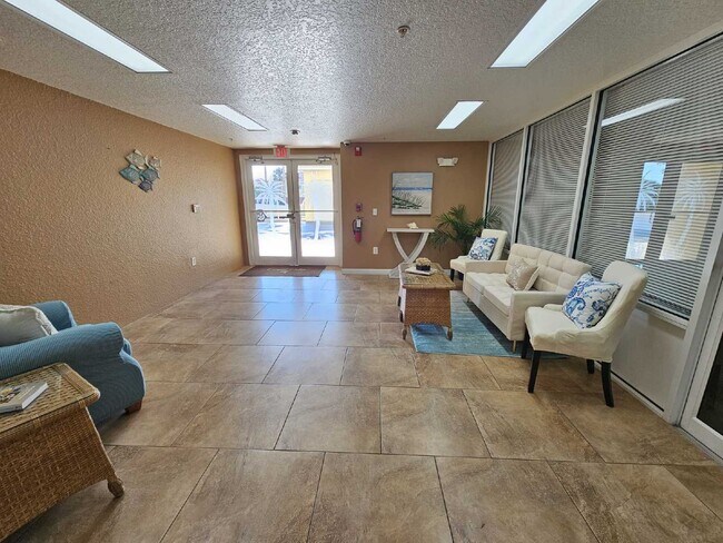 Foto del edificio - Seaside Serenity Awaits: Spacious 3-Bedroo...