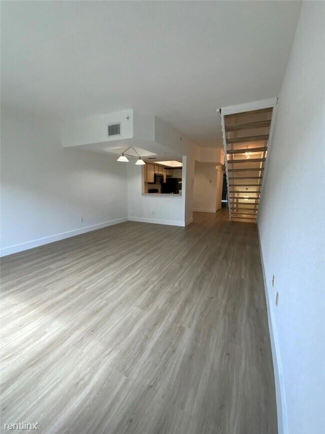 Building Photo - 3 br, 3 bath Townhome - 701 SW 148th Ave