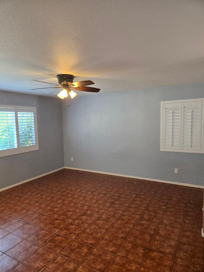 Comedor - 4747 Camberley Ct