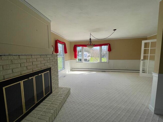 Building Photo - 1065 E Highland Dr