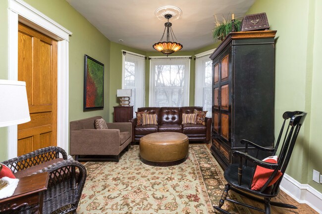 Sala de estar - 1216 W Newport Ave