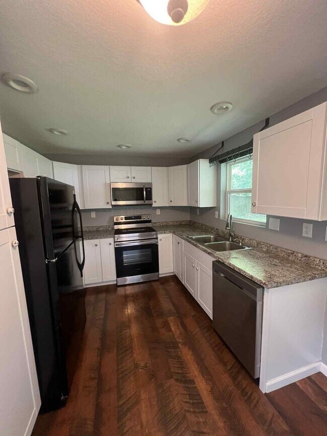 Building Photo - Gorgeous 2 bedroom 1 bath Home close to We...