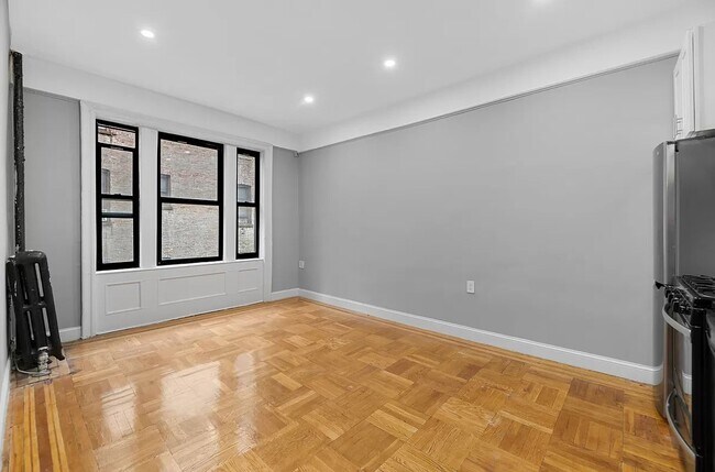 Building Photo - 48 Saint Nicholas Place