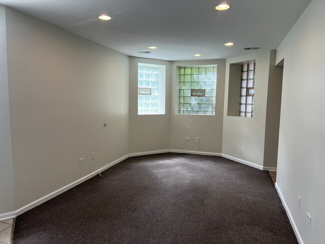 Building Photo - 4822 W Berteau Ave
