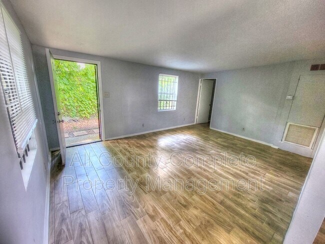 Foto del edificio - 3254 Phyllis St
