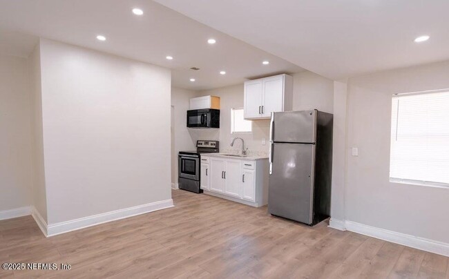 Foto del edificio - 846 Baker Ave