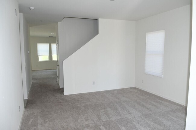 Foto del edificio - One Year Old 5 Br+Loft 3 Ba 2 Car Garage Home Near Loop 202 and Elliot in Phoenix