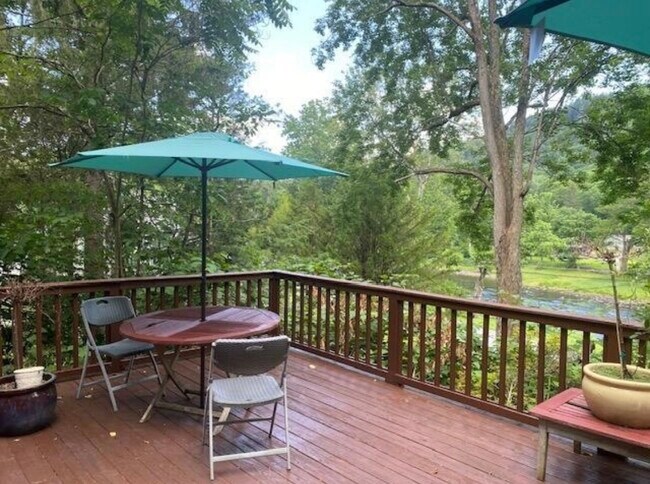 Foto del edificio - 715 Cooks Falls Rd