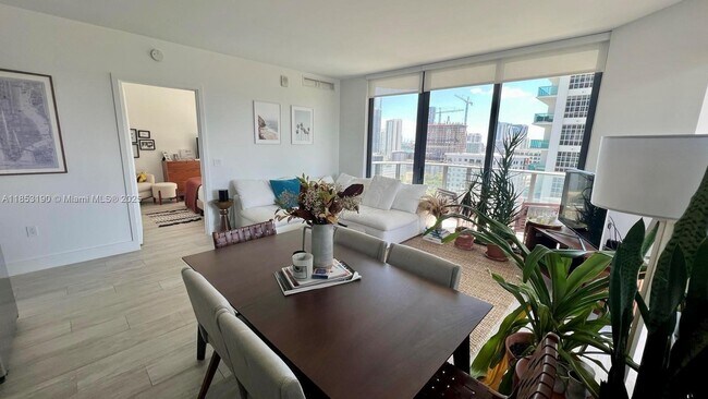 Foto del edificio - 121 NE 34th St