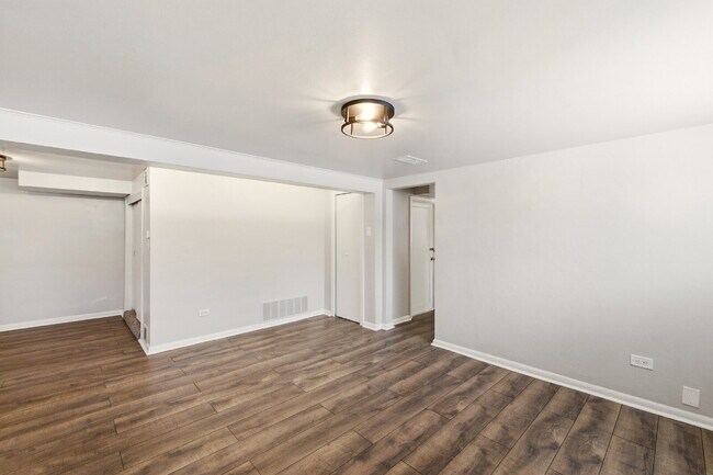 Foto del edificio - Price Drop! Renovated studio with garage + utilities included! Modern kitchen with island, update...
