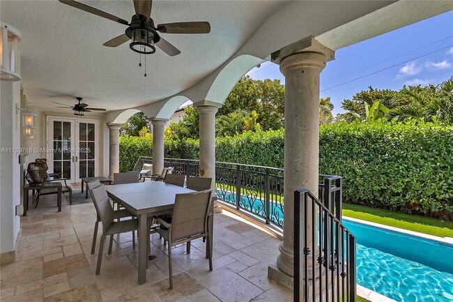 Foto del edificio - 350 Redwood Ln