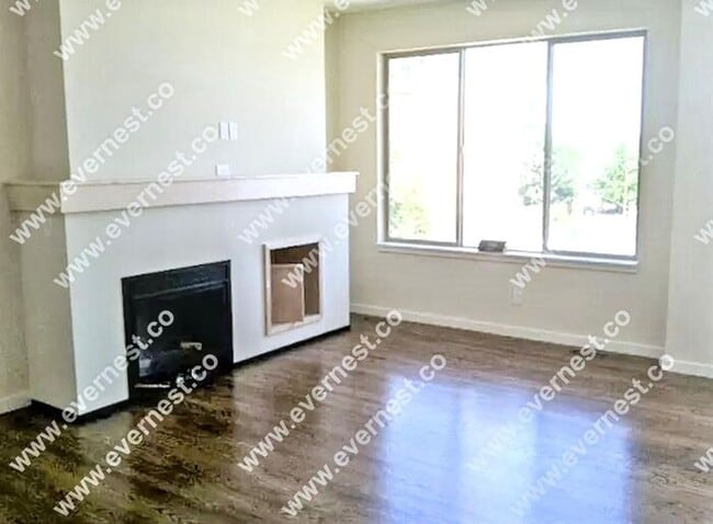 Building Photo - Modern 3-Bedroom Townhome in a Great Locat...
