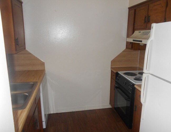 Building Photo - Southern Hills 2/1