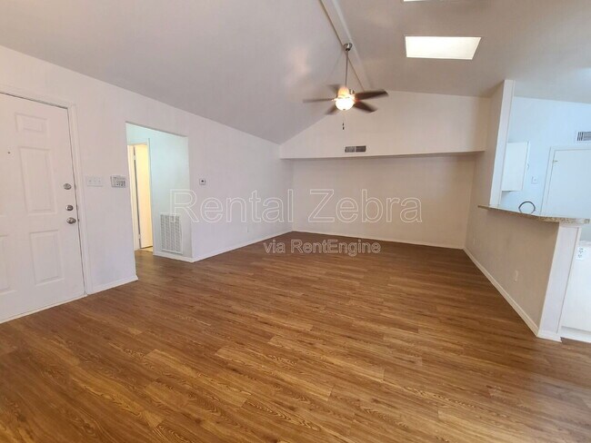 Foto del edificio - 4633 Carr St